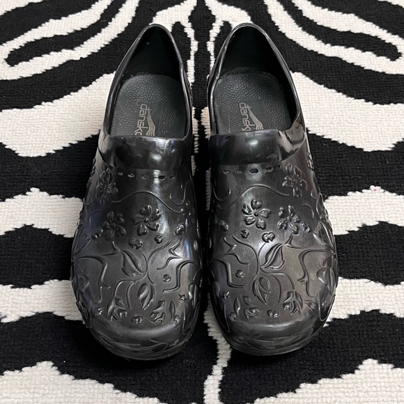 Dansko Pixie Rubber Clogs Nursing Shoes Black Embossed Tooled Floral Slip On 37 - Picture 2 of 8